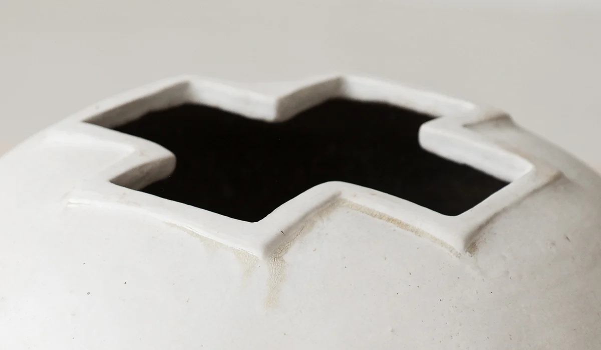 Clair Catillaz Apple Ash Round Cross Vessel - Image 15